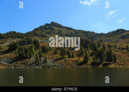 Eine Landschaft Fotografie des Lac Noir im Kanton Wallis in der Schweiz. Es ist auch bekannt als Black Lake oder Lac de Tracouet. Stockfoto