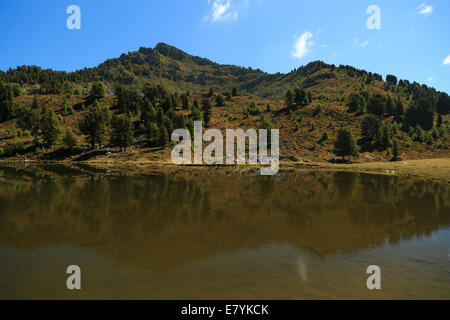 Eine Landschaft Fotografie des Lac Noir im Kanton Wallis in der Schweiz. Es ist auch bekannt als Black Lake oder Lac de Tracouet. Stockfoto