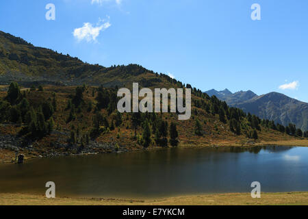 Eine Landschaft Fotografie des Lac Noir im Kanton Wallis in der Schweiz. Es ist auch bekannt als Black Lake oder Lac de Tracouet. Stockfoto