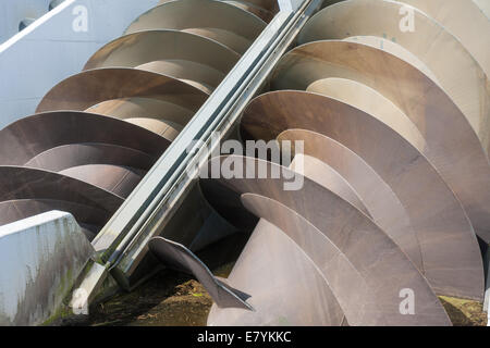 Pumpenhaus mit großen Schrauben für die Kontrolle der Wasserstand in den Niederlanden Stockfoto