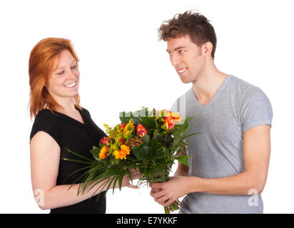 Mann gibt seine Freundin einen schönen Blumenstrauß; isoliert auf weiss Stockfoto