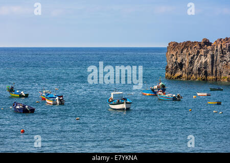 Fischerboote in der Nähe von Camara de Lobos Insel Madeira, Portugal Stockfoto