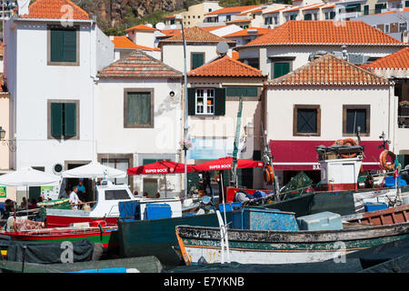 Hafen Sie mit Restaurants und Fischerboote von Camara de Lobos Stockfoto