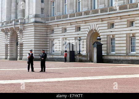Die Palastwachen außerhalb Buckingham Palace London England Stockfoto