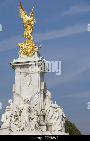 Das Victoria Memorial am Haupttor der Königin von England Residenzstadt Buckingham Palace London England Stockfoto