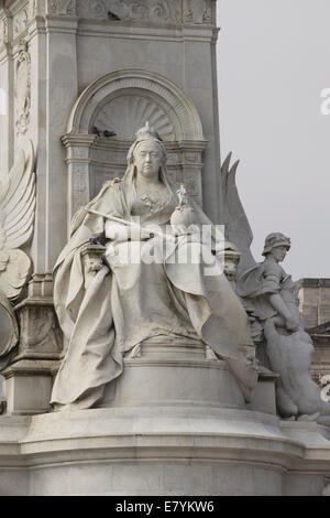 Das Victoria Memorial am Haupttor der Königin von England Residenzstadt Buckingham Palace London England Stockfoto