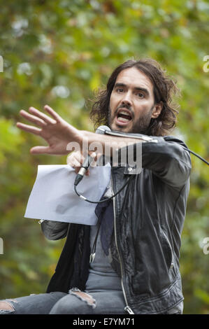 London, London, UK. 26. September 2014. Die Feuerwehr Union '' ˜Ring des Feuers "Anti-Kürzungen Event bekam Rückenwind Werbung heute von Russell Brand und anderen Comedians auf der South Bank, London. Im Bild: Russell Brand © Lee Thomas/ZUMA Draht/Alamy Live-Nachrichten Stockfoto