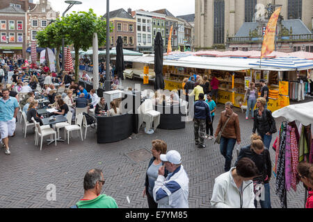 Menschen einkaufen und sitzt auf einer Terrasse auf einem Markt in der inneren Stadt Zwolle, die Newtherlands Stockfoto