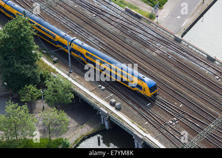 Luftaufnahme des niederländischen Zug auf einer Brücke über einen Kanal Stockfoto