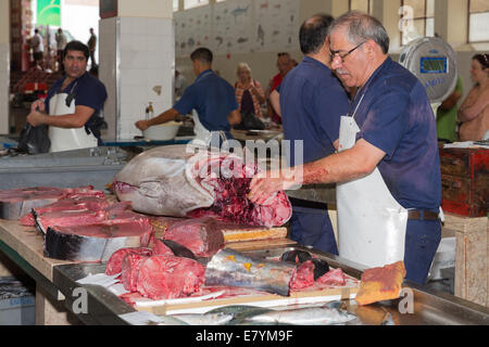 Metzger bereitet ein Thunfisch auf dem Fischmarkt von der berühmten Mercado Dos Lavradores in Funchal, der Hauptstadt Stockfoto