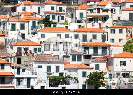 Häuser gegen einen Hügel in Camara de Lobos in der Nähe von Funchal, Insel Madeira Portugal Stockfoto