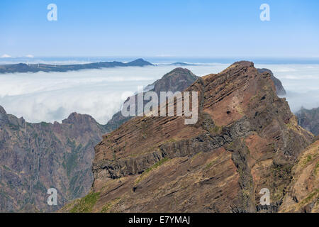 Berglandschaft mit tiefliegende Wolken auf Madeira gesehen von Pico Arieira, Portugal Stockfoto