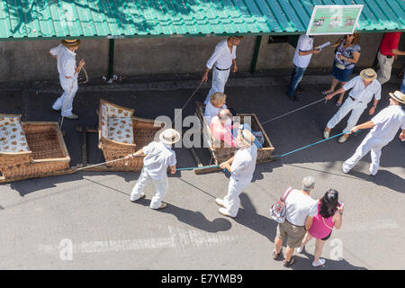 Traditionelle Abfahrt Schlitten Reise in Madeira, Portugal. Stockfoto