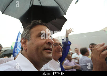 Sao Paulo, Brasilien. 26. September 2014. Präsidentschaftskandidat der brasilianischen Sozialdemokratischen Partei Aecio Neves (L) besucht eine Rallye-Kampagne in Taboao da Serra, in der Nähe von Sao Paulo, Brasilien, am 26. September 2014. Brasilien wird am 5. Oktober 2014 Präsidentschaftswahlen abhalten. © Rahel Patras/Xinhua/Alamy Live-Nachrichten Stockfoto