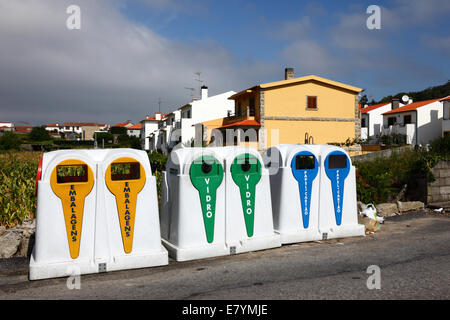 Recycling-Behälter neben Straße in Wohnsiedlung, Vila Praia de Ancora, Nordportugal Stockfoto