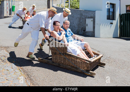 Traditionelle Abfahrt Schlitten Reise in Madeira, Portugal. Stockfoto