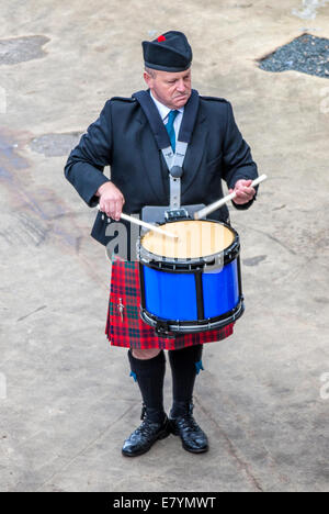 Schottischer Musiker Schlagzeuger einer Band fungiert als Host bei der Ankunft des transatlantischen Schiffe in den Hafen von Invergordon in Schottland Stockfoto