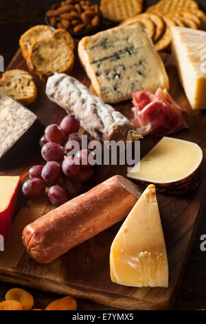 Lust auf Fleisch und Käseplatte mit Obst als Vorspeise Stockfoto