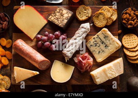 Lust auf Fleisch und Käseplatte mit Obst als Vorspeise Stockfoto