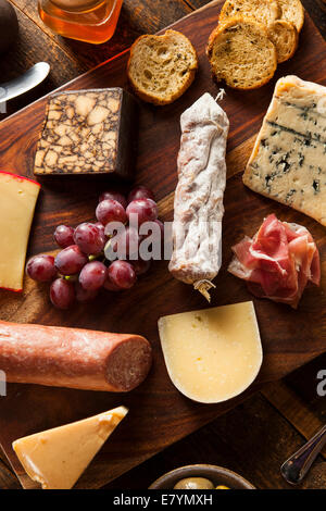 Lust auf Fleisch und Käseplatte mit Obst als Vorspeise Stockfoto