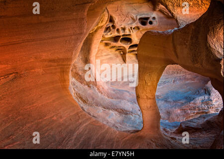 Ein kleiner Bogen gebildet in einer Höhle im Valley of Fire State Park, Nevada. Stockfoto