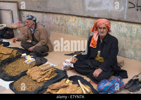 Kurdische Straßenhändler tragen traditionelle Kleidung verkaufen Tabak in Erbil (Arbil), Irakisch-Kurdistan Provinz, Irak. Stockfoto