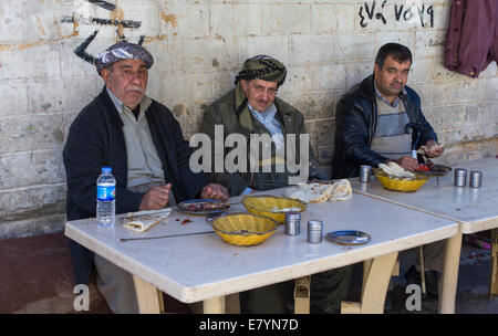 Kurdische Männer tragen traditionellen Kleidung, Mittagessen auf dem Basar in Erbil (Arbil), Irakisch-Kurdistan Provinz Irak. Stockfoto