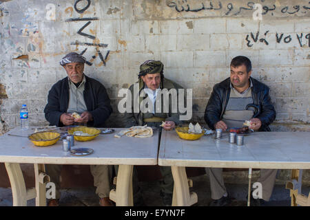 Kurdische Männer tragen traditionellen Kleidung, Mittagessen auf dem Basar in Erbil (Arbil), Irakisch-Kurdistan Provinz Irak. Stockfoto