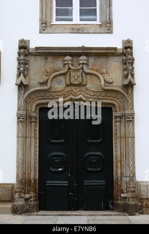 Kunstvoll geschnitzte Steintür der Villa Casa de Carreira, Viana do Castelo, Nordportugal Stockfoto