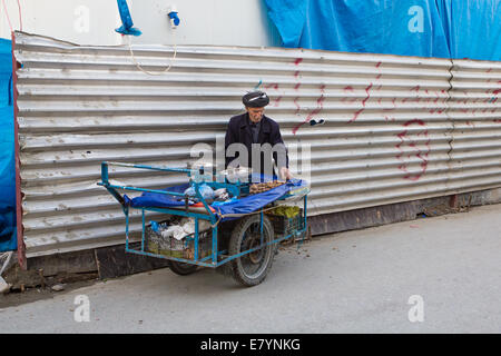 Eine kurdische Straße Verkäufer, ein Kopftuch Walnüsse in Sulaymaniyah (Slemani), Irakisch-Kurdistan Provinz Irak zu verkaufen. Stockfoto