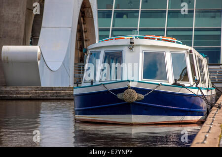 Weiß und blau Boot vor Anker in der Nähe von Falkirk Wheel, Schottland. Das Falkirk Wheel ist eine rotierende Schiffshebewerk Falkirk, Schottland Stockfoto