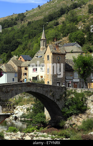 Alte Brücke und der Glockenturm, Le Pont De Monvert, Cevennen-Nationalpark, Lozere, Languedoc-Roussillon, Frankreich. Stockfoto