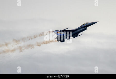 BIN eine f-16 Fighting Falcon von der belgischen Luftwaffe schafft braun Kondensstreifen, wie es über das Meer in Palaio Faliro fliegt. Die public Displays von Tatoi Flugschau, ist Teil der 3. Athen fliegen Woche begann mit einer Pre-Show mit Fly over an der Küste von Palaio Faliro in der Nähe von Athen. © Michael Debets/Pacific Press/Alamy Live-Nachrichten Stockfoto