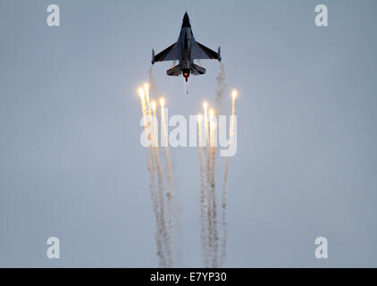 BIN eine f-16 Fighting Falcon von der belgischen Luftwaffe schießt absteigt in die Luft, wie es über dem Meer am Palaio Faliro fliegt. Die public Displays von Tatoi Flugschau, ist Teil der 3. Athen fliegen Woche begann mit einer Pre-Show mit Fly over an der Küste von Palaio Faliro in der Nähe von Athen. © Michael Debets/Pacific Press/Alamy Live-Nachrichten Stockfoto