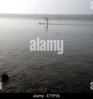 Dana Point, Kalifornien, USA. 26. September 2014. Stand Up Paddle (SUP) Boarder genießen Sie die kühle am frühen Morgen unter dichtem Nebel in Dana Point Harbor. Stand up Paddle Surfen und stand up Paddle-Boarding (SUP) (Hoe he'e Nalu in der hawaiianischen Sprache) sind Sportarten mit Ursprung in Hawaii als ein Ableger des Surfens. Ein Bericht von 2013 die sportliche Aktivität im Freien mit den meisten erstmaligen Teilnehmern eines in den Vereinigten Staaten das Jahr gefordert. Bildnachweis: ZUMA Press, Inc./Alamy Live-Nachrichten Stockfoto