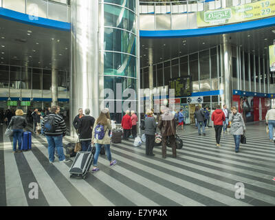 Süd-Bahnterminal, Kiew, Ukraine. 26. September 2014. Von Kiew Central Railway Station mit 170.000 Fahrgästen pro Tag. Bildnachweis: Igor Golovniov/ZUMA Draht/Alamy Live-Nachrichten Stockfoto