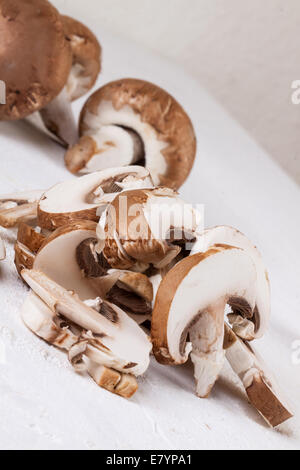 Gewürfelt und ganze Agaricus braune Champignons, auch bekannt als Portobello wie sie an Größe zunehmen bereit, als einen herzhaften Zutaten kochen oder in der vegetarischen und veganen Küche verwendet werden Stockfoto