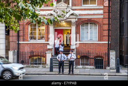 London, England - 20. August 2012: Kleines Büro Bezirk Polizei, Buckingham Gate, City of Westminster, London. Zwei Polizisten offic Stockfoto