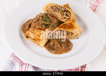 Bohnenkraut Hackfleisch Pfannkuchen oder Tortillas aufgeschnitten, der Boden oder Hackfleisch / Faschiertes und Gemüse füllen in einer reichen leckere Soße zu zeigen Stockfoto