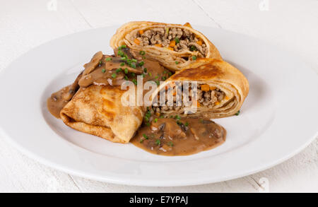 Bohnenkraut Hackfleisch Pfannkuchen oder Tortillas aufgeschnitten, der Boden oder Hackfleisch / Faschiertes und Gemüse füllen in einer reichen leckere Soße zu zeigen Stockfoto