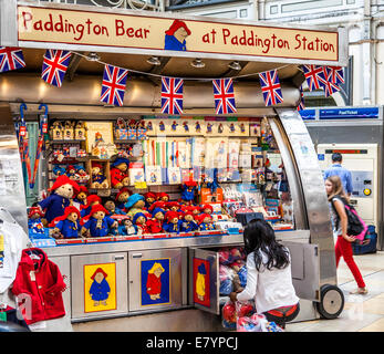 LONDON, ENGLAND - Mai 2012: Kiosk von Paddington Bär Paddington Bahnhof in London Stockfoto