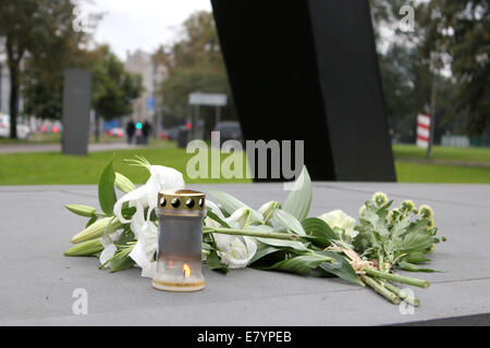 Tallinn, Estland. 26. September 2014. Ersten Kerzen haben, die Statue von Estland in Tallinn für 20 Jahre Gedenken an die Katastrophe am Memorial angezündet worden. Fähre MS Estland sank während auf der Strecke von Tallinn, Estland, nach Stockholm, Schweden, in der Nacht 28. September 1994. Es war die Europas schlimmste Fähre Katastrophe kostet 852 Leben. Die meisten Opfer waren Schweden und Estland. Bildnachweis: Heini Kettunen/Alamy Live-Nachrichten Stockfoto