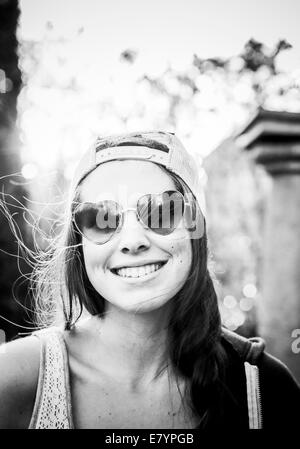 Porträt von Teenager-Mädchen (13-15) tragen Herz Form Sonnenbrillen Stockfoto