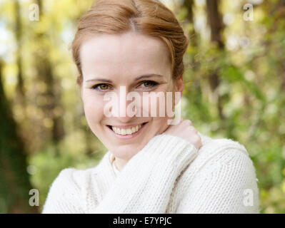 Porträt einer lächelnden Frau im park Stockfoto