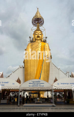 Die berühmten "Big Buddha" Statue im Wat Intharawihan in Bangkok, Thailand Stockfoto