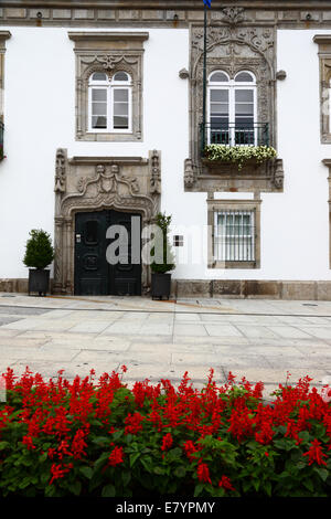 Fassade des Herrenhauses Casa de Carreira, rosa Salbei Blumen im Vordergrund, Viana do Castelo, Nord-Portugal Stockfoto