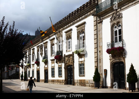 Fassade des Casa de Carreira Herrenhaus, Basilika Santa Luzia im Hintergrund, Viana do Castelo, Nordportugal Stockfoto