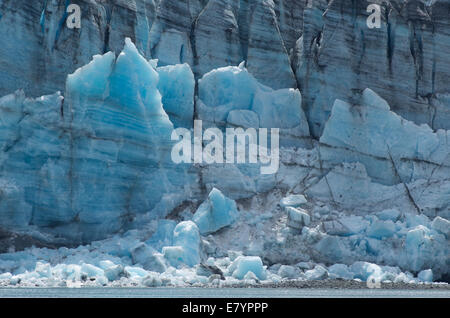 Eine horizontale Scheibe von den tiefblauen Johns Hopkins Gletscher im Glacier Bay in Alaska. Stockfoto