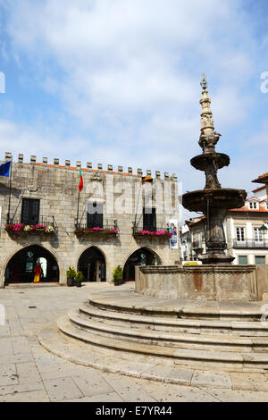 Paco do Concelho altes Rathaus und Chafariz Brunnen, Praca da Republica, Viana do Castelo, Nordportugal Stockfoto