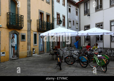 Fahrräder parkte neben Straßencafé im Plaza, Viana Do Castelo, Provinz Minho, Nordportugal Stockfoto